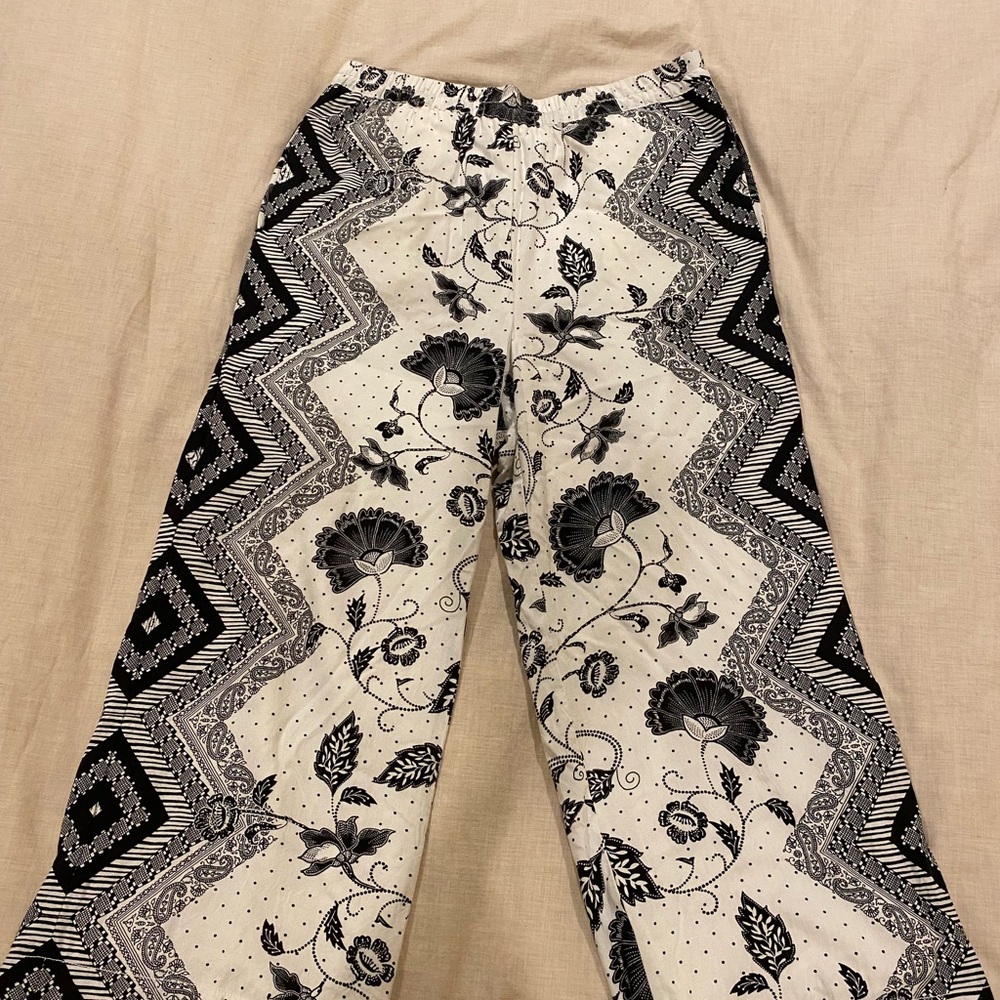 Anthropologie size small black and white floral pattern pants